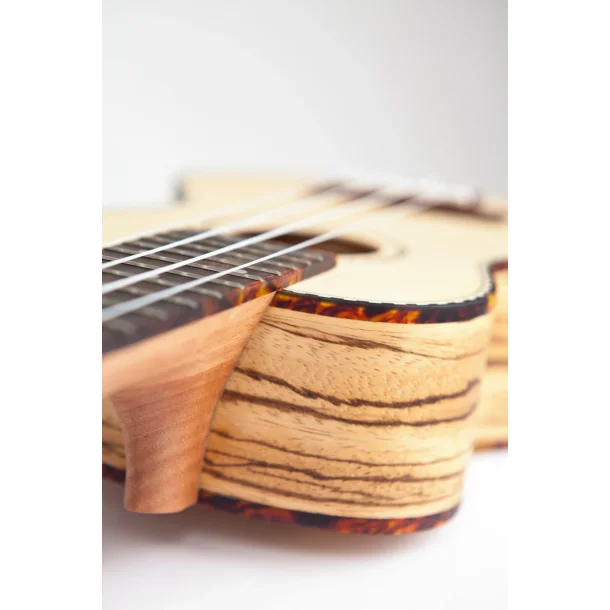 Reno RU210 Ukulele 